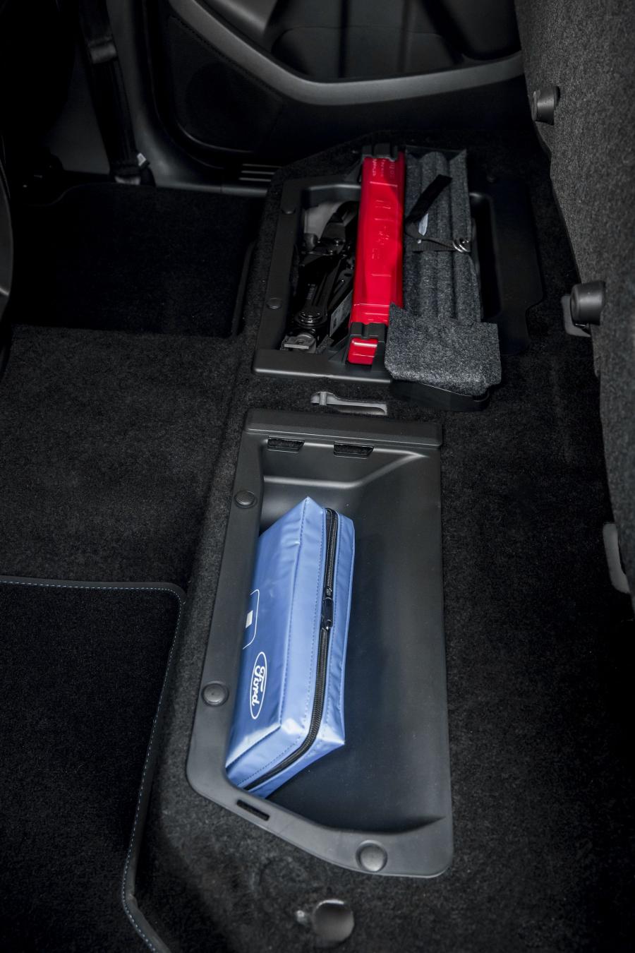 Детали интерьера Ford Ranger Raptor 2018 года  (EU) (фото 41 из 144)